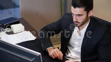 专心致志的人在办公室里用图形平板电脑